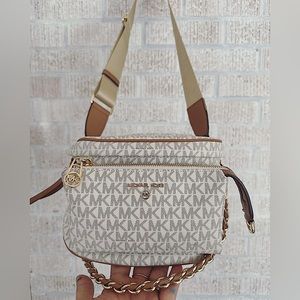 Michael Kors - Vanilla Acorn Slater Medium Logo Sling Pack